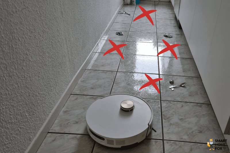 Можно увидеть результаты испытаний Dreame L20 Ultra по обнаружению таких препятствий как плоские кухонные объекты.